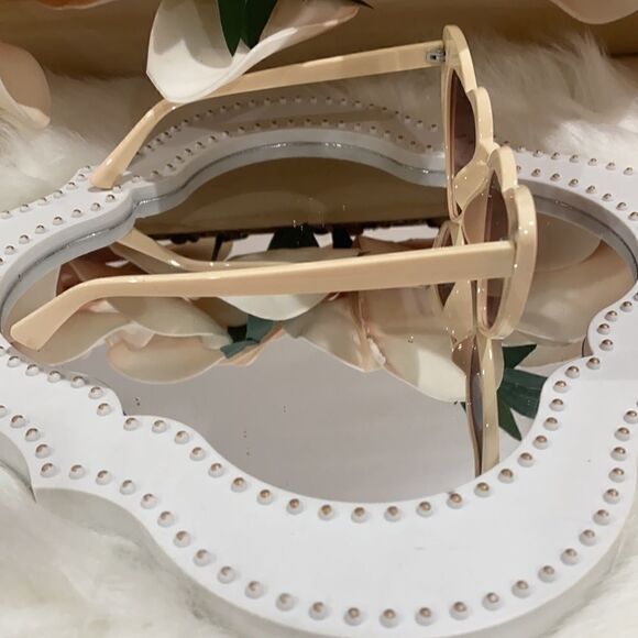 𝅺heart Sunglasses- Various Colors - Picture 4 of 5